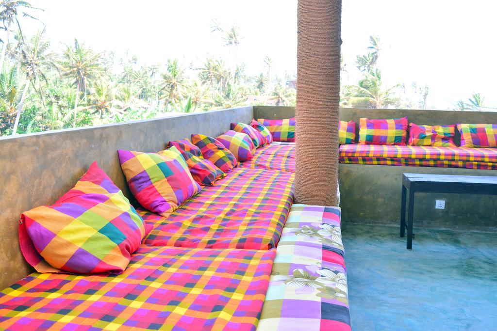 Cheeky Monkey Surf Camp Hotell Weligama Eksteriør bilde