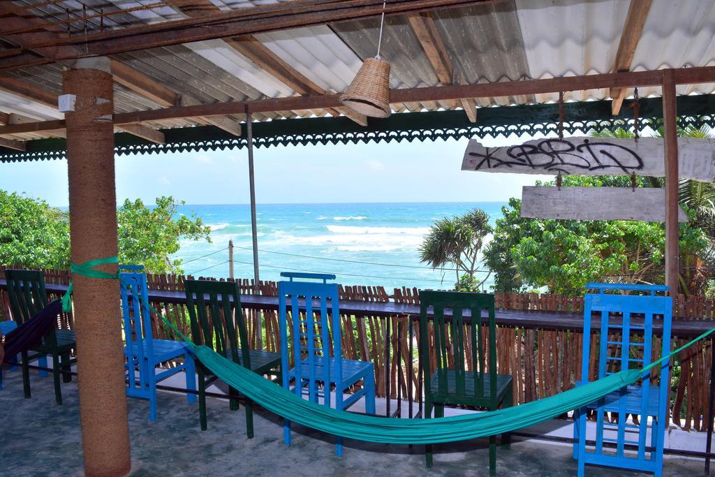 Cheeky Monkey Surf Camp Hotell Weligama Eksteriør bilde