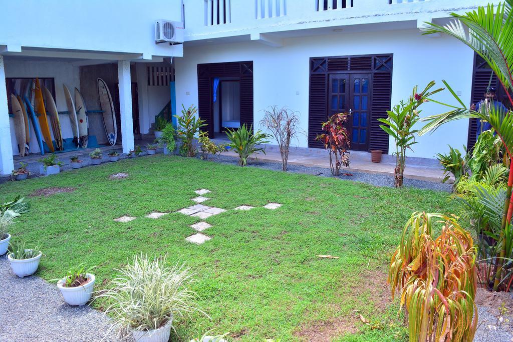 Cheeky Monkey Surf Camp Hotell Weligama Eksteriør bilde